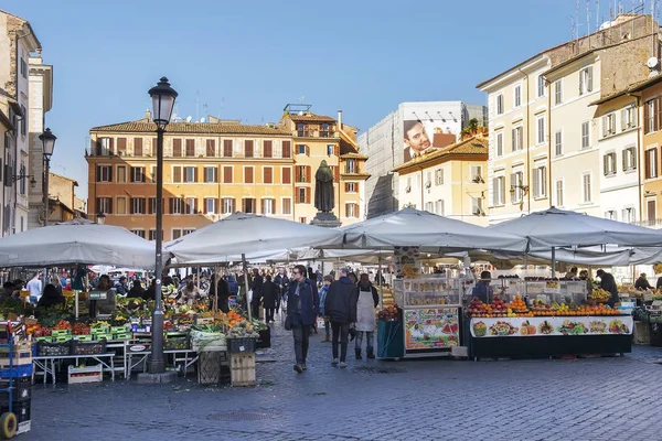 Rom Italien Januari Dagliga Matmarknad Med Statyn Giordano Bruno Torget — Stockfoto