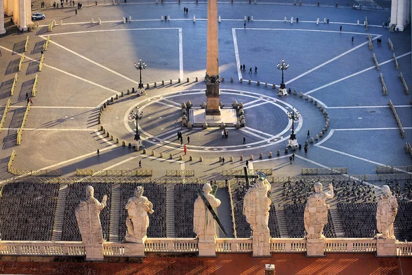 从圣彼得大教堂圆顶的高度看圣彼得广场和使徒的雕像 在圣彼得教堂的屋顶 梵蒂冈 意大利 — 图库照片