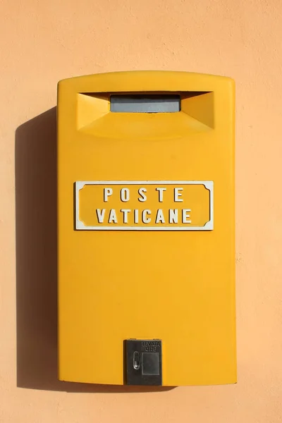 梵蒂冈 意大利 1月22日 黄色信箱在梵蒂冈 教皇邮件的象征在 2018年1月22日 梵蒂冈 意大利 — 图库照片