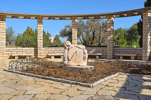 Escultura Mulher Com Relógio Sol Jardim Rosa Parque Ramat Hanadiv Fotografia De Stock