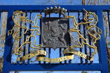 Zichron Ya'akov, İsrail - 03 Mart 2018: arması Barons Rothschild Ramat Hanadiv park girişinde üzerinde gömülü Baron Edmond de Rothschild ve onun karısı Adelaide nerede
