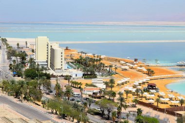 Dead Sea, Ein Bokek, İsrail - 18 Mart: Görünüm Beach, resort Köyü Ein Bokek üzerinde 18 Mart 2018 yılında Ein Bokek, Dead Sea, Israel