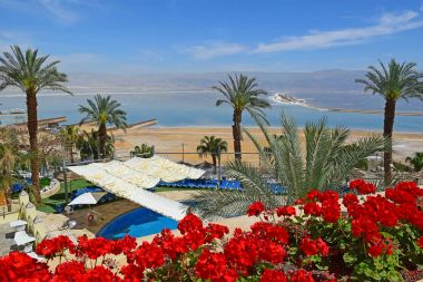 Dead Sea, Ein Bokek, İsrail - 18 Mart: Görünüm Beach, resort Köyü Ein Bokek üzerinde 18 Mart 2018 yılında Ein Bokek, Dead Sea, Israel