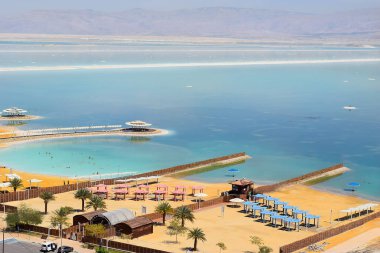 Dead Sea, Ein Bokek, İsrail - 18 Mart: Görünüm Beach, resort Köyü Ein Bokek üzerinde 18 Mart 2018 yılında Ein Bokek, Dead Sea, Israel
