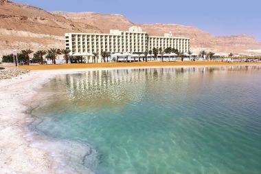 Dead Sea, Ein Bokek, İsrail - 18 Mart: Görünüm Beach, resort Köyü Ein Bokek üzerinde 18 Mart 2018 yılında Ein Bokek, Dead Sea, Israel