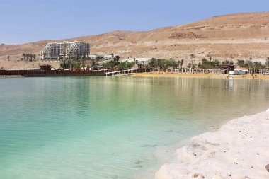 Dead Sea, Ein Bokek, İsrail - 18 Mart: Görünüm Beach, resort Köyü Ein Bokek üzerinde 18 Mart 2018 yılında Ein Bokek, Dead Sea, Israel