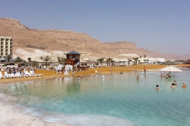 Dead Sea, Ein Bokek, İsrail - 18 Mart: tatilcilerin ve turistler Ölüdeniz lüks oteller arka plan üzerinde 18 Mart 2018 yıkayın