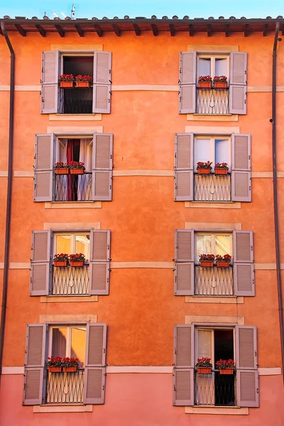 Pittoresche Finestre Con Persiane Legno Sulla Facciata Una Casa Roma — Foto Stock