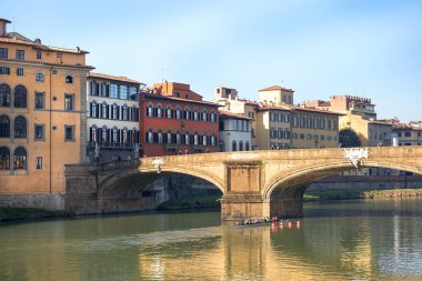 Rönesans Köprüsü - Ponte Santa Trinita Floransalı mimar Bartolomeo Ammannati bölge Toskana, İtalya Floransa'da Arno Nehri tarafından