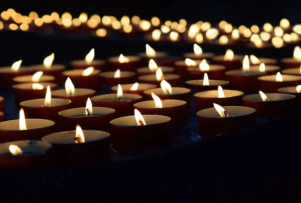 Velas Memoriales Ardientes Sobre Fondo Oscuro — Foto de Stock