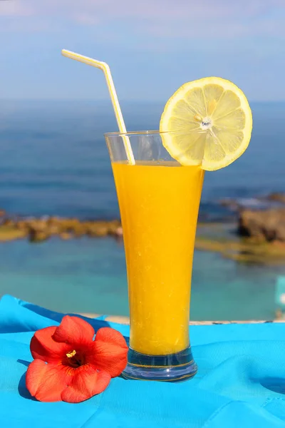 Glas Gul Frukt Cocktail Bakgrunden Vacker Hav Landskap — Stockfoto