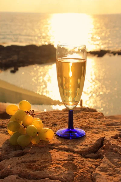 Glass White Wine Bunch Grapes Background Sea Sky Sunset — Stock Photo, Image