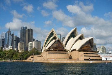 Sydney, Avustralya - 24 Mart 2018: Görünüm Sydney Opera Binası, Sydney merkezi iş bölgesine (Cbd gökdelenler arka planda )