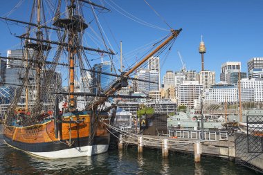 Sydney, Avustralya - 11 Mart 2018: James Cook'un Hm kabuk Endeavour Cbd gökdelenler içinde belgili tanımlık geçmiş ile Avustralya Ulusal Denizcilik Müzesi Darling Harbour yanında demirlemiş, yineleme