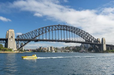 Sydney, Avustralya - 24 Mart 2018: Sydney harbour de Sydney Harbour Bridge ve zevk ile cityscape tekne