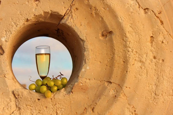 Glass White Wine Bunch Grapes Millstone National Park Achziv Israel — Stock Photo, Image