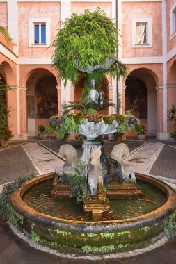 Roma, İtalya - 15 Ocak 2019: Roma Forumu, Roma, İtalya 'daki Aziz Cosma e Damiano Kilisesi' ndeki Manastır çeşmesi ile avlu