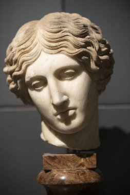 Genç kadının mermer kafası, Antik Yunan tanrıçası büstü