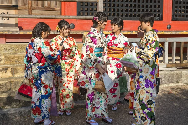 Kioto Japón Noviembre 2019 Las Jóvenes Con Ropa Tradicional Japonesa — Foto de Stock