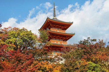Kiyomizu-dera, Kyoto Unesco 'nun Higashiyama bölgesindeki Budist tapınak kompleksi.