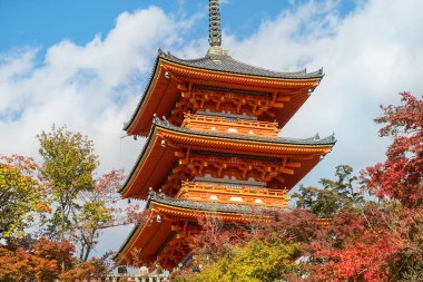 Kiyomizu-dera, Kyoto Unesco 'nun Higashiyama bölgesindeki Budist tapınak kompleksi.