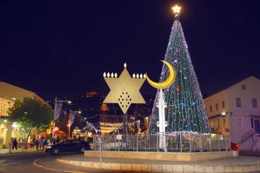 Hayfa, İsrail - 18 Aralık 2019: Hayfa üç büyük dinin bayramını kutluyor: Hristiyanlık, Yahudilik ve İslam - Noel, Hannuka ve Hz. Muhammed 'in doğum günü, Alman kolonisi (Hamoshava Hagermanit).