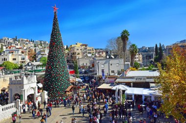 Nasıra, İsrail - 21 Aralık: İnsanlar 21 Aralık 2019 'da İsrail' in başkenti Nasıra 'daki Yunan Ortodoks Kilisesi yakınlarında Noel' i kutluyor.