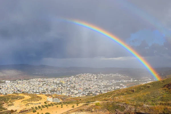 彩虹掠过以色列加利利的迦纳亚拉伯村 基督在那里显明了第一个奇迹 — 图库照片