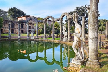 Villa Adriana 'daki (Hadrian Villa) Yunan heykelleri ve İtalya' nın Tivoli kentindeki sudaki yansımalarla çevrili Canopus adı verilen antik havuz.
