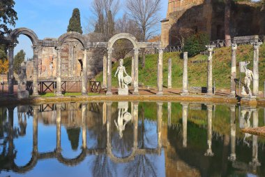 Villa Adriana 'daki (Hadrian Villa) Yunan heykelleri ve İtalya' nın Tivoli kentindeki sudaki yansımalarla çevrili Canopus adı verilen antik havuz.