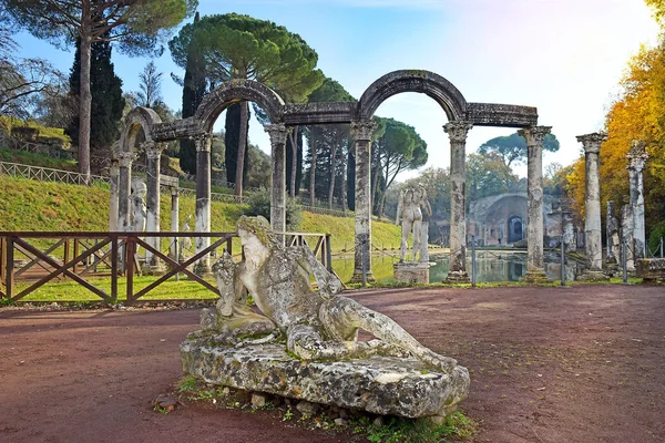 カノープスと呼ばれる古代のプールは ヴィラ アドリアナ ハドリアヌスの別荘 のギリシャ彫刻とイタリアのティヴォリの水の反射に囲まれています — ストック写真