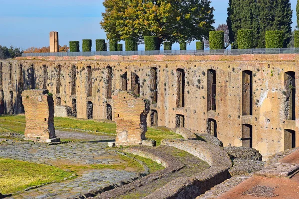 意大利罗马附近Tivoli的Villa Adriana 哈德里安别墅 的Cento Camerelle 风景如画的古代遗址 — 图库照片