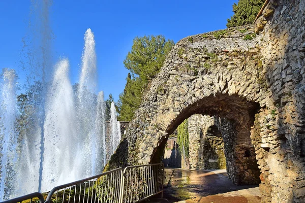 意大利复兴花园的喷泉 意大利蒂沃利的东方别墅 — 图库照片