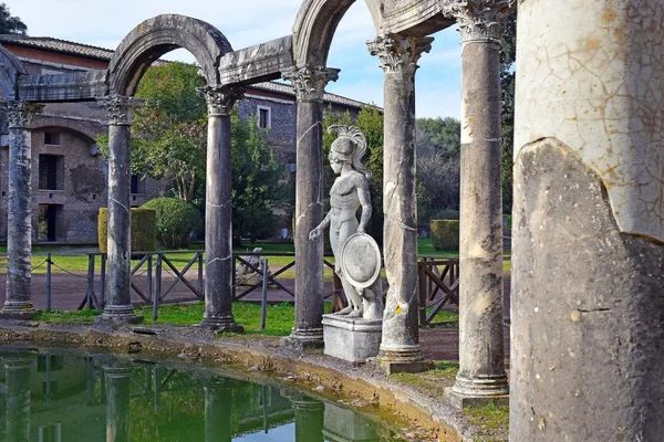 Forntida Pool Kallad Canopus Omgiven Grekiska Skulpturer Villa Adriana Hadrianus — Stockfoto