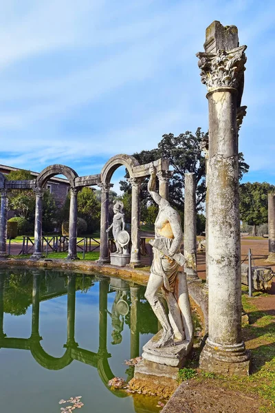 Antigua Piscina Llamada Canopus Rodeada Esculturas Griegas Villa Adriana Villa — Foto de Stock