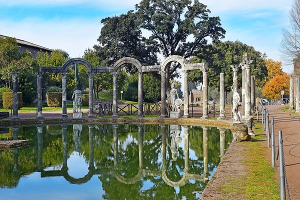 古老的游泳池叫 Canopus 四周环绕着位于Villa Adriana 哈德里安别墅 的希腊雕塑和位于意大利Tivoli的水中倒影 — 图库照片