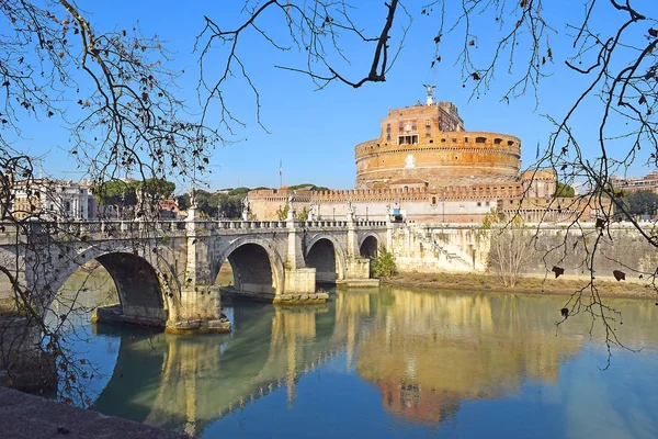 意大利罗马Tiber河中的圣安杰洛城堡和圣安杰洛桥的映像 — 图库照片