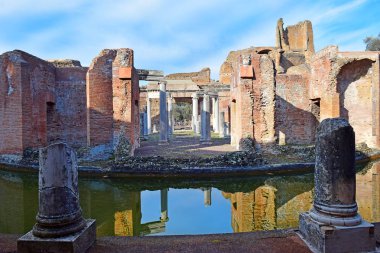 Roma, İtalya 'nın Tivoli semti Villa Adriana' daki (Hadrian 's Villa) Teatro Marittimo veya deniz tiyatrosunun eski kalıntıları.