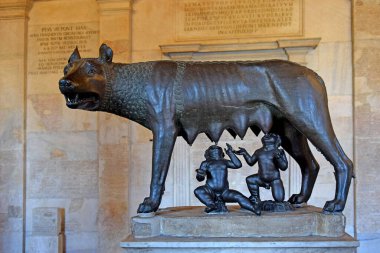 Roma, İtalya - 18 Ocak 2020: Roma bronzu Lupa Capitolina, Roma 'nın geleneksel şehir ve imparatorluğunun kurucuları olan Romulus ve Remus' u Capitoline Müzesi 'nde emziriyor.