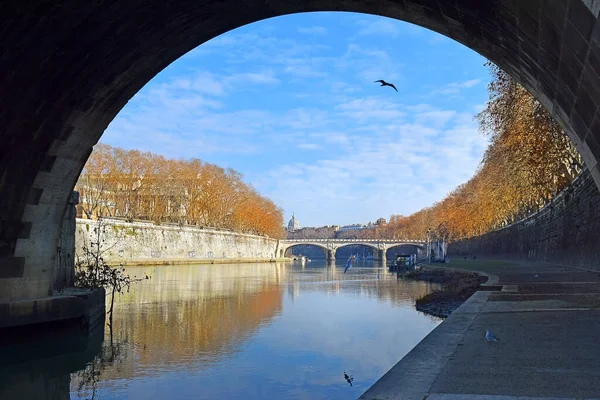 Malebná Městská Krajina Pohled Řeku Tiber Nábřeží Zpod Mostu Řím — Stock fotografie