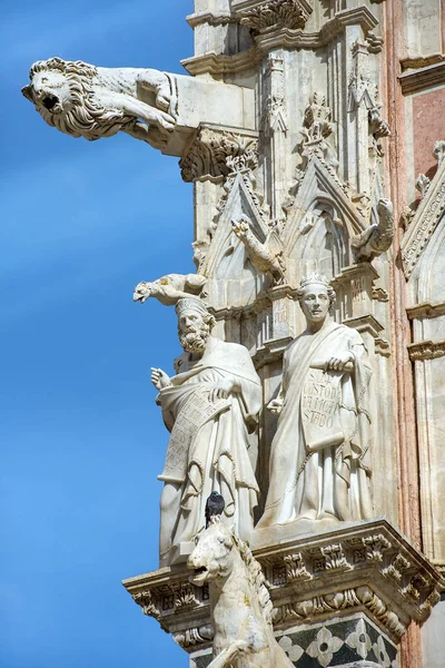 Gargoyles Και Αγίους Στην Πρόσοψη Του Καθεδρικού Ναού Της Σιένα — Φωτογραφία Αρχείου