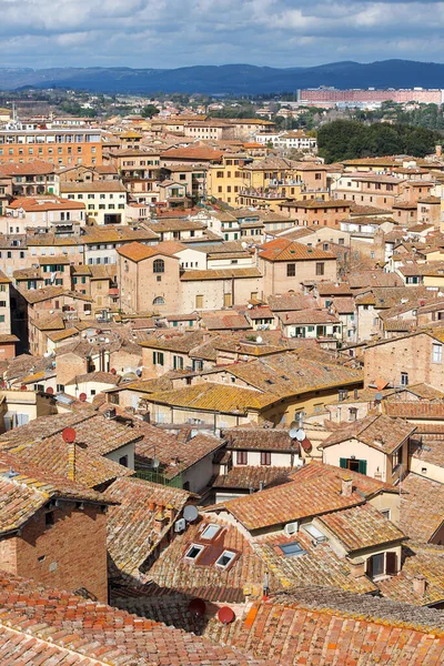 シエナ 中世の町 イタリアのトスカーナ州のシエナ州の首都の屋根の上の空中ビュー — ストック写真