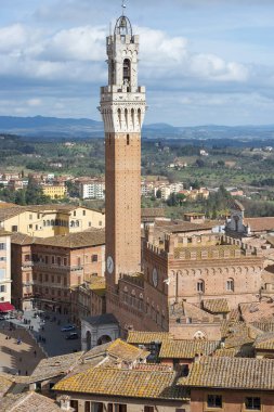 SIENA, ITALY - 23 Şubat 2020: Mangia Kulesi (Torre del Mangia) Piazza del Campo 'da (Campo Meydanı), Palazzo Pubblico (Belediye Binası), Siena, Tuscany, İtalya. bir Dünya Mirası Sitesi