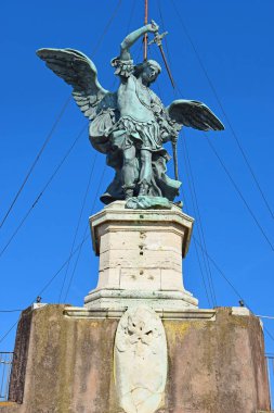 Aziz Mikail heykelinin tepesinde Castel Sant 'Angelo (Hadrian Anıtı), Roma, İtalya