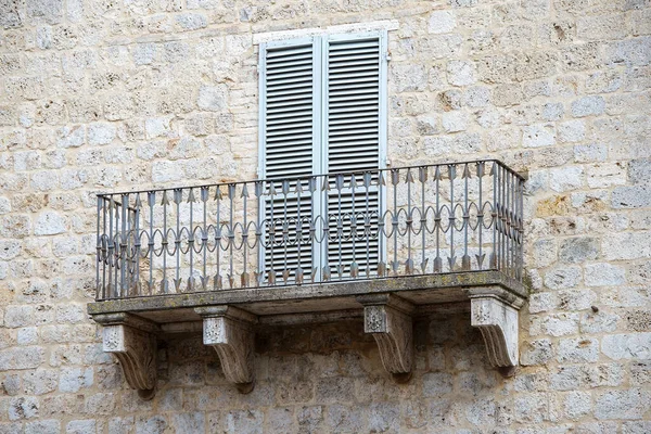 Siena Talya Bir Ortaçağ Evinde Tahta Panjurlu Oklar Pencere Şeklinde — Stok fotoğraf