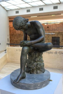 Roma, İtalya - 18 Ocak 2020: Dikenli çocuk, Fedelino (Fedelino) veya Spinario, Roma bronz heykeli Palazzo dei Conservatori, Capitoline Müzesi