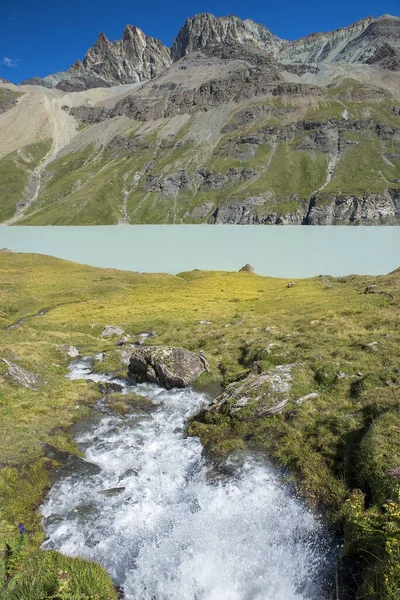 Paisagem Pitoresca Com Natureza Selvagem Lago Glacial Nos Alpes Peninos — Fotografia de Stock