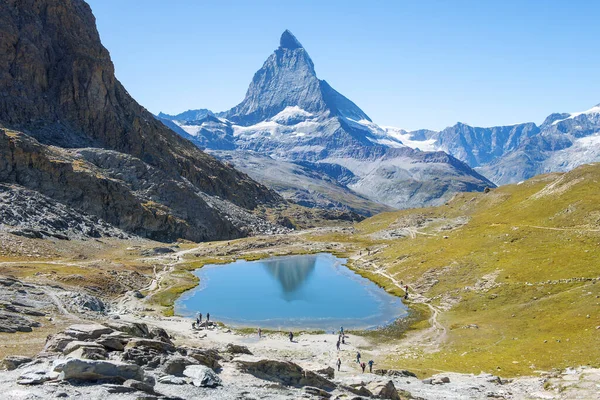배경에는 스위스 마터호른 봉우리가 있는데 알프스 산맥에 빙하호로 이루어진 아름다운 — 스톡 사진
