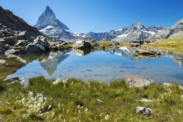 ペニンアルプスの野生自然と氷河湖と絵のような風景 背景のピークマッターホルン ヴァレー スイスのカントン — ストック写真