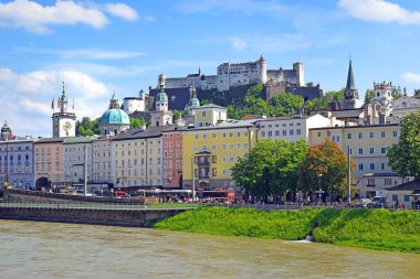 Salzburg, Avusturya - 23 Mayıs 2019: Salzburg Eski Kasabası ve Salzach Nehri üzerindeki Hohensalzburg Şatosu manzarası